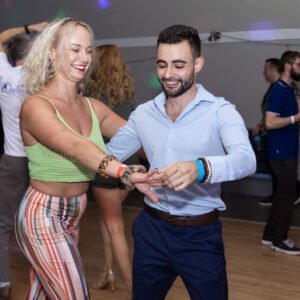 Salsa classes in dublin Beginners learning the salsa basic step